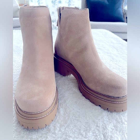 Gianni Bini 9 Griffyn Beige Suede Lug Sole Back Zipper Ankle Boots Booties NWT - Picture 1 of 16